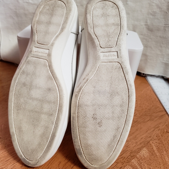 I love comfort white leather slip on flats. Size 8.5. Runs about a size smaller. - Picture 4 of 9